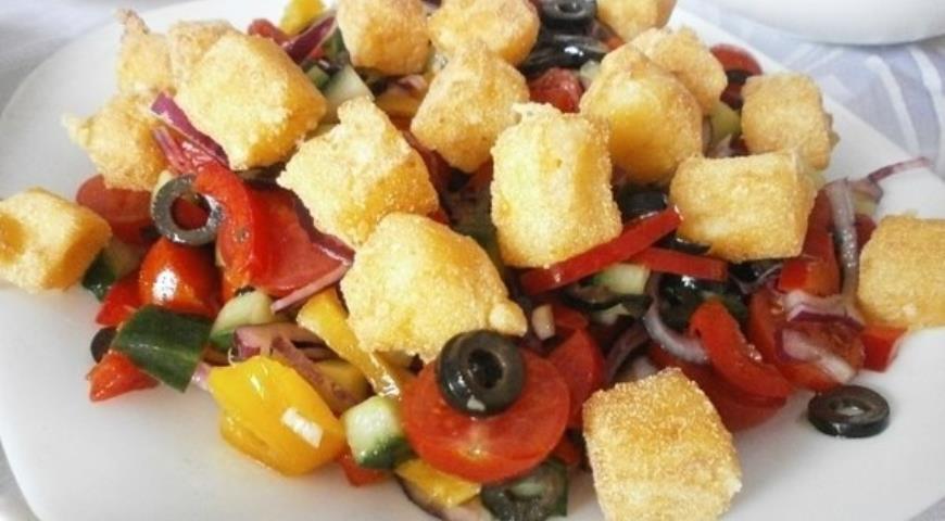 Рецепт Греческий салат с жареным сыром