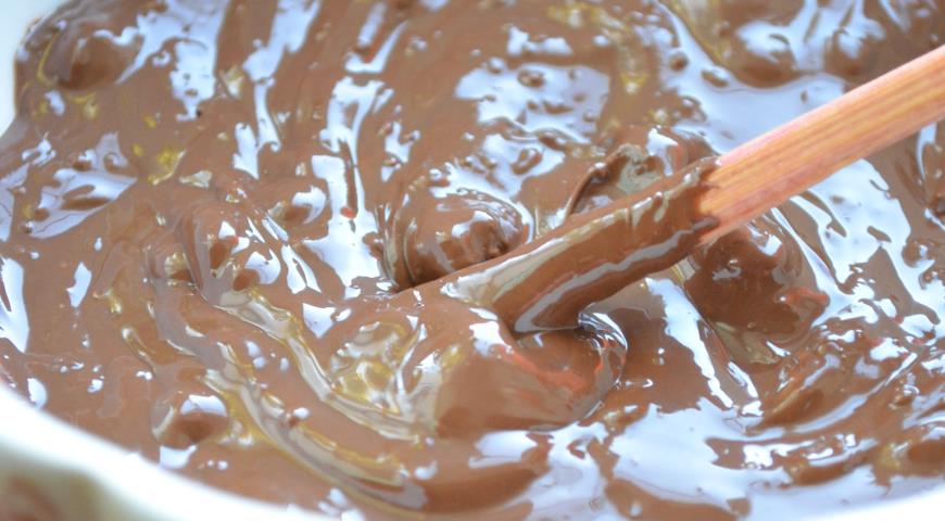 Шоколад растапливаем на водяной бане