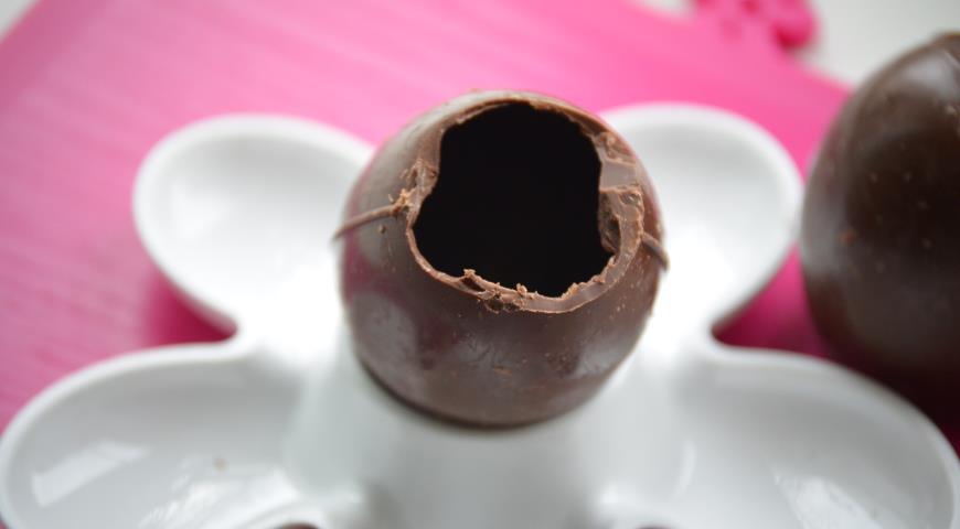 У шоколадного яйца срезать верхушку