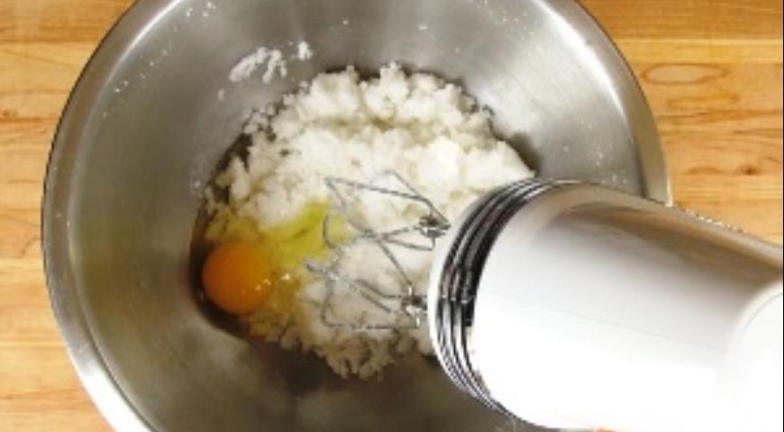 Добавляем яйца