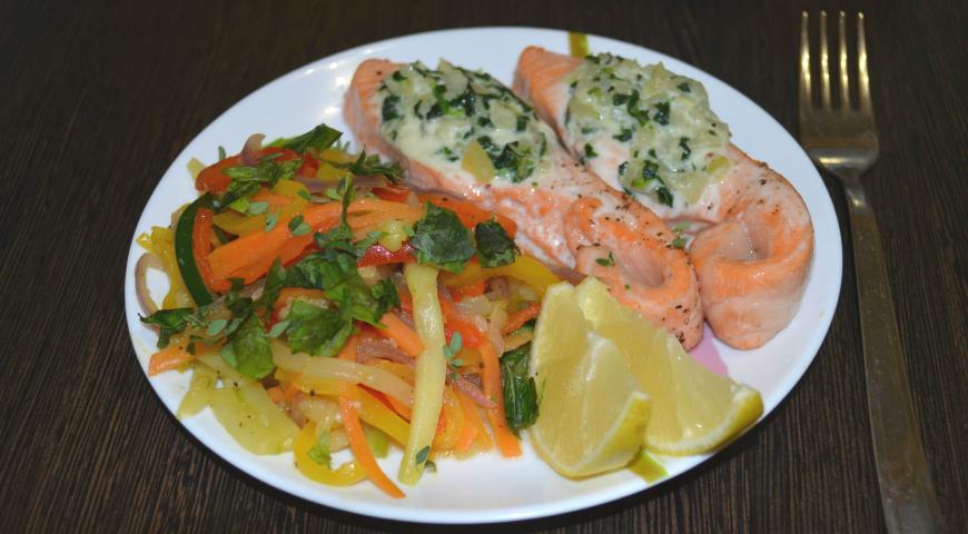 Кармашки из лосося с овощным соте