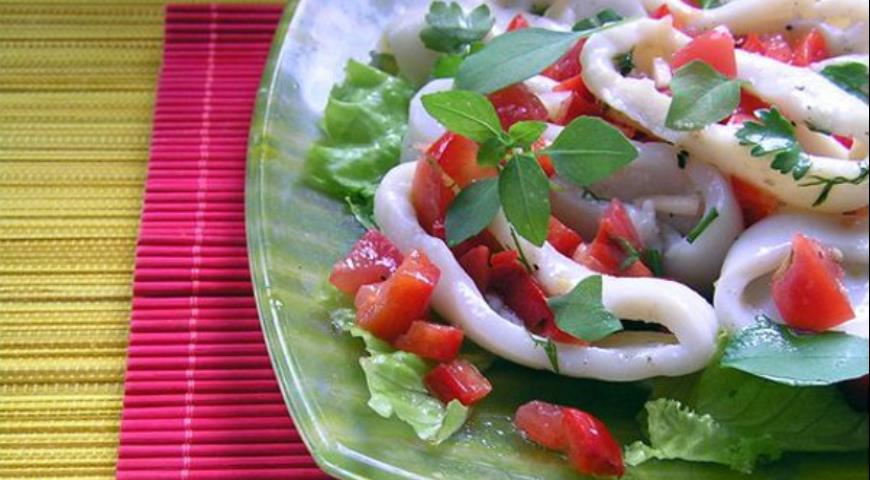 Салат из кальмара с сальсой из перцев и томатов