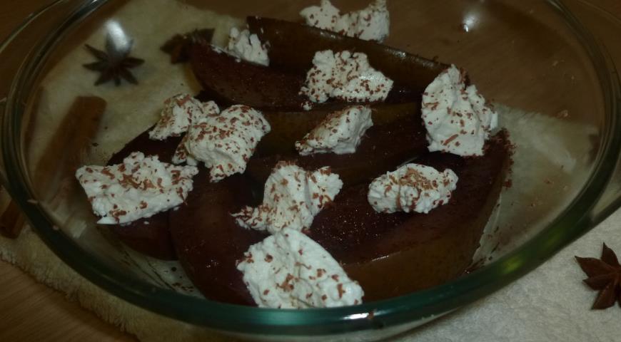 Выкладываем груши на тарелку, добавляем рикотту, украшаем тертым шоколадом
