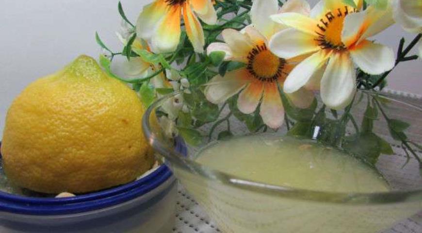 Для лимонада из всех лимонов выжимаем сок