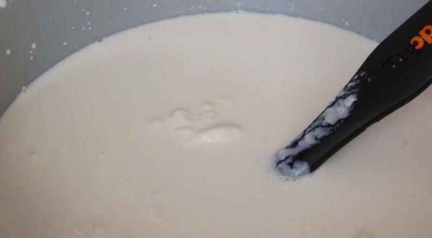 В чаше мультиварки смешиваем молоко, кефир и сметану