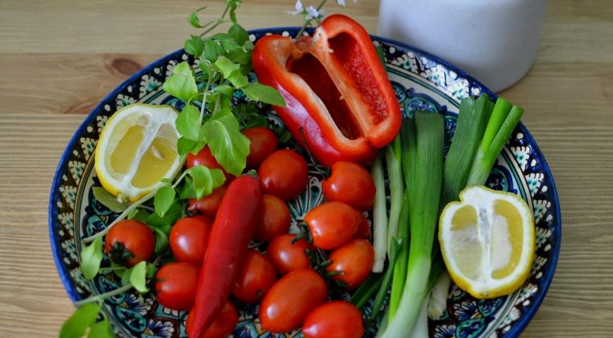 Подготавливаем овощи для ливанского салата табуле с булгуром