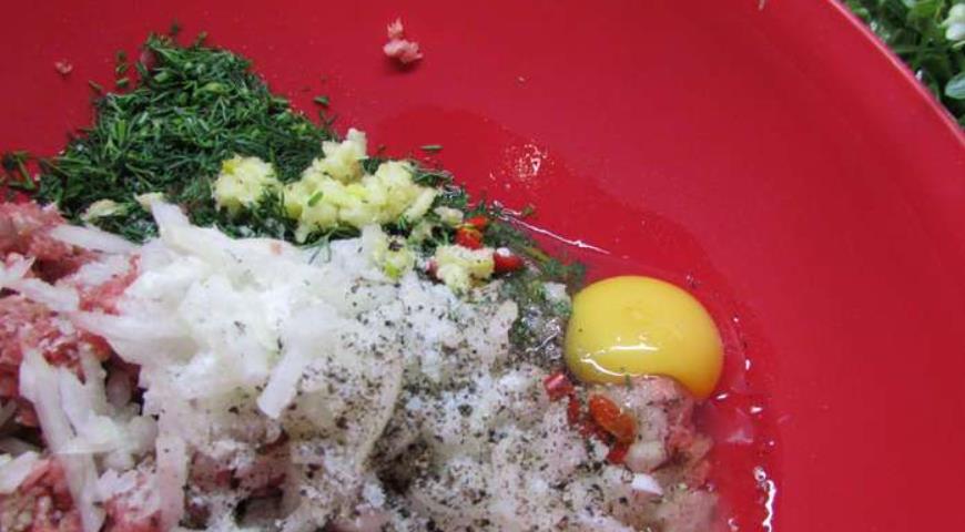 Смешиваем фарш с укропом и овощами, добавляем яйцо