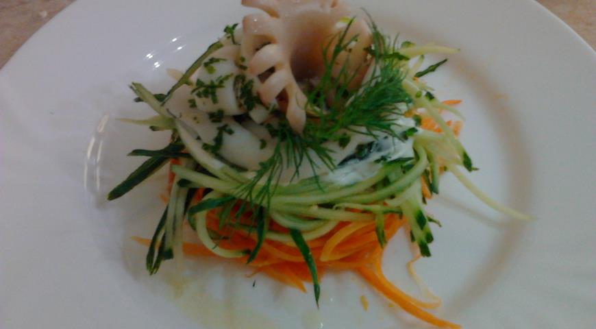 Рецепт Слоенный салат с кальмаром и овощами