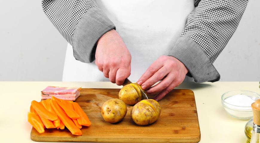 Фото приготовления рецепта: Печенные с салом картофель и морковь, шаг №2