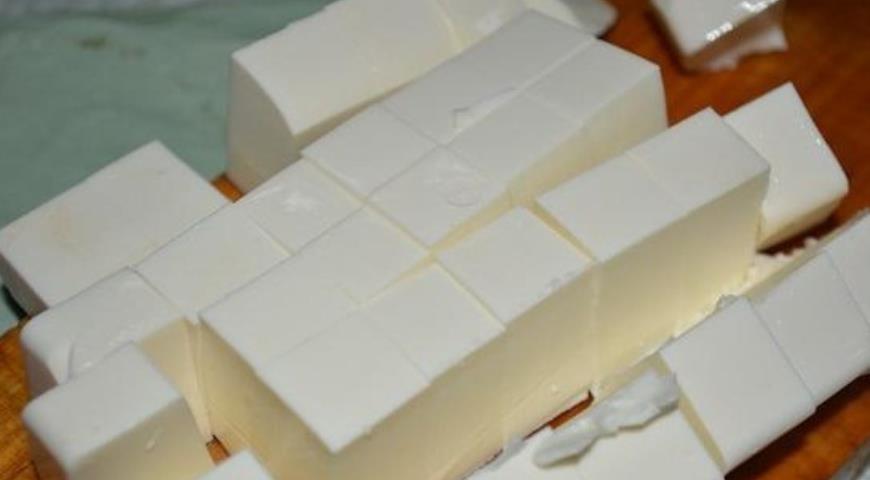 Сыр фетакса нарезаем небольшими кубиками
