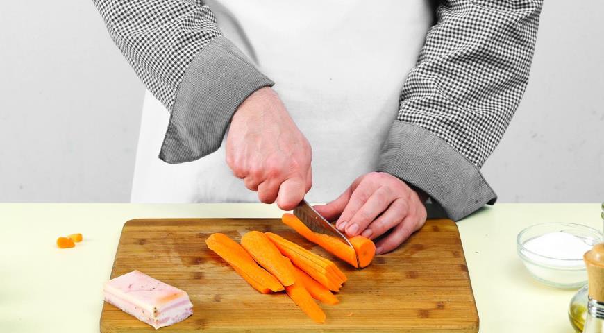 Фото приготовления рецепта: Печенные с салом картофель и морковь, шаг №1