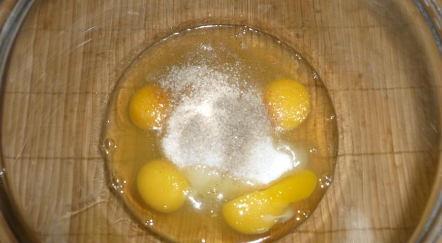 Для приготовления брауни-блонди взбиваем яйца с сахаром, вводим муку