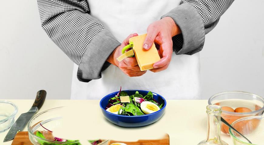 Фото приготовления рецепта: Зеленый салат с яйцами и сыром, шаг №5