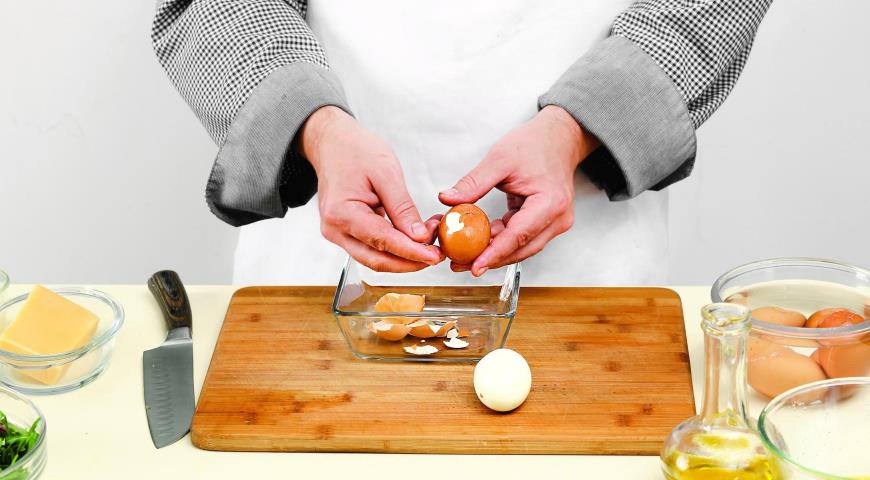 Фото приготовления рецепта: Зеленый салат с яйцами и сыром, шаг №3