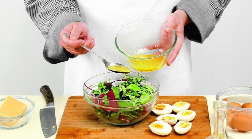 Фото приготовления рецепта: Зеленый салат с яйцами и сыром, шаг №4
