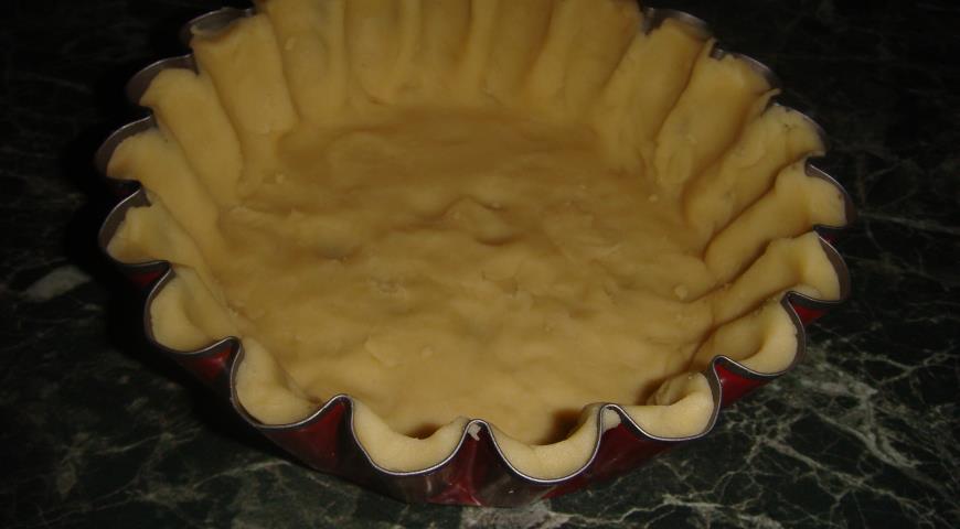 Замешиваем тесто для пирога, распределяем его по форме