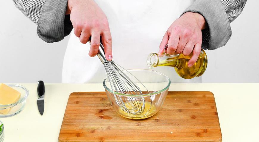 Фото приготовления рецепта: Зеленый салат с яйцами и сыром, шаг №1