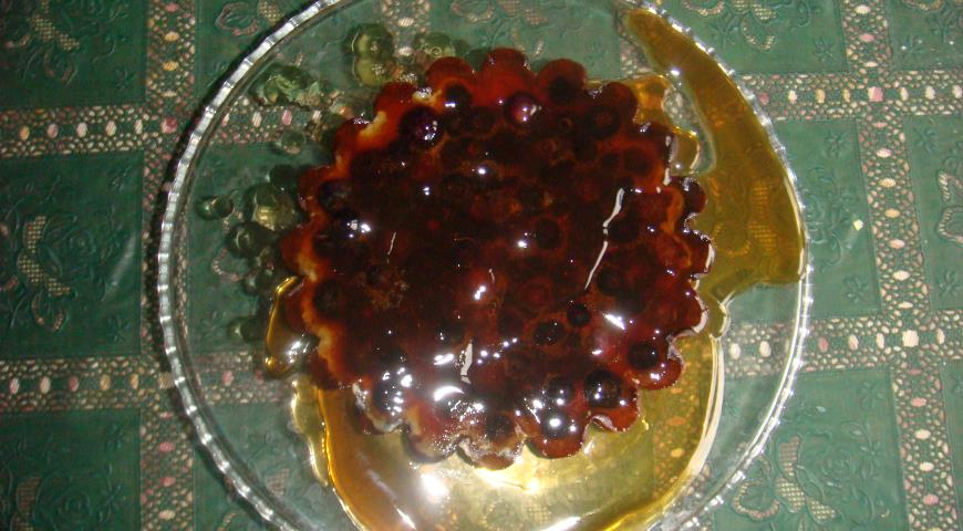 Творожный пирог "Негус" вынимаем из формы, посыпаем ягодами и заливаем желе