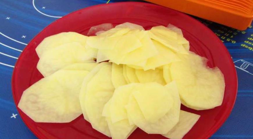 Нарезаем картофель для начинки галеты