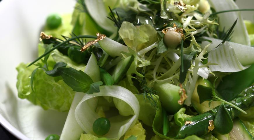 Салат из 10 зеленых овощей и яблока