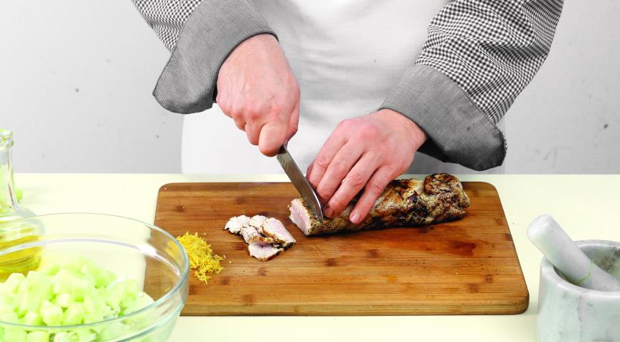 Фото приготовления рецепта: Салат из свиной вырезки с сельдереем, шаг №5