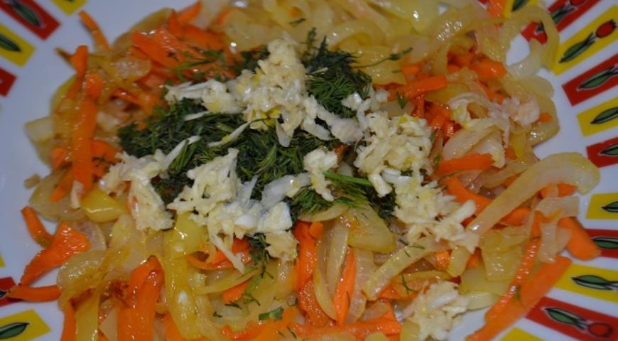 Для начинки лук, морковь и перец нарезаем, обжариваем на растительном масле
