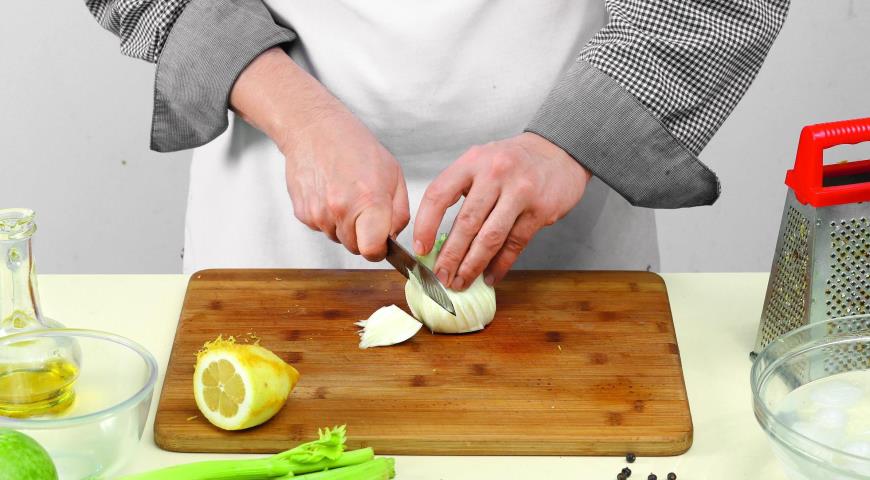 Фото приготовления рецепта: Салат из свиной вырезки с сельдереем, шаг №3