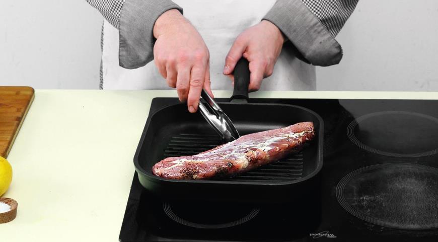 Фото приготовления рецепта: Салат из свиной вырезки с сельдереем, шаг №2