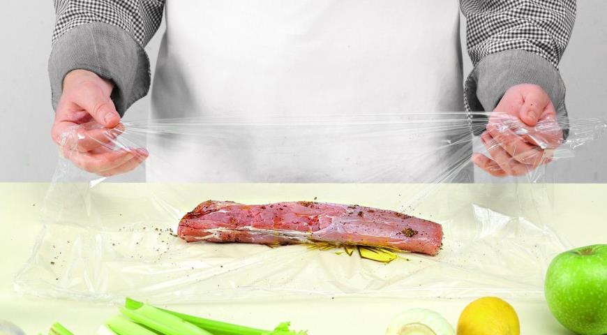 Фото приготовления рецепта: Салат из свиной вырезки с сельдереем, шаг №1