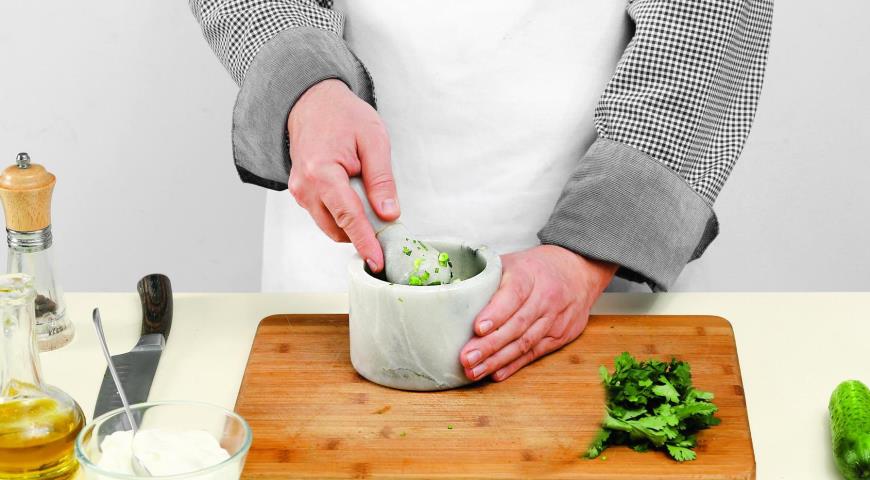 Фото приготовления рецепта: Закуска из огурцов в сметане, шаг №1