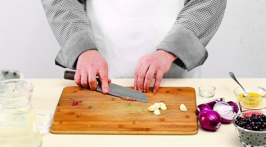 Фото приготовления рецепта: Луковый салат со смородиной, шаг №2