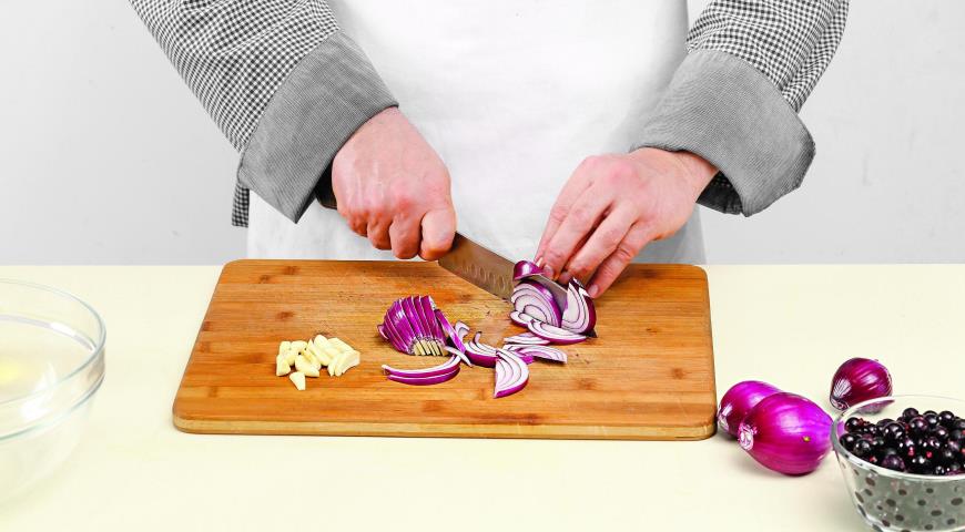 Фото приготовления рецепта: Луковый салат со смородиной, шаг №4