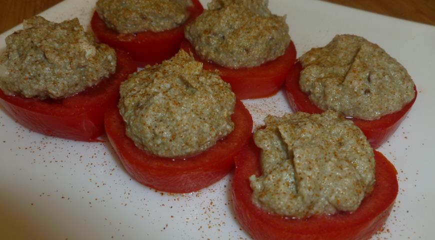 На ломтики помидоров выкладываем паштет из печеных баклажанов, закуска готова