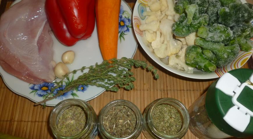 Ингредиенты для приготовления овощного супа с индейкой и пряными травами
