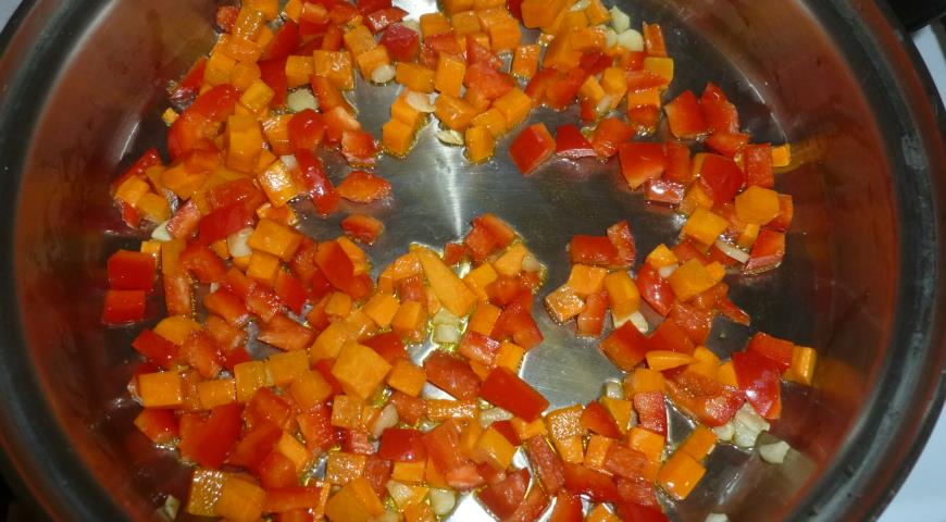 В сотейнике обжариваем чеснок, морковь и перец