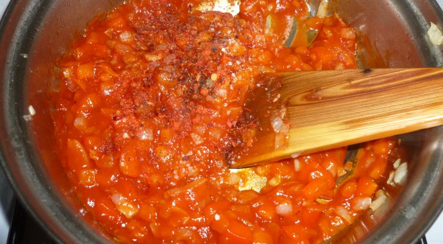 Добавляем томатную пасту и кетчуп, листики базилика, жарим соус до готовности