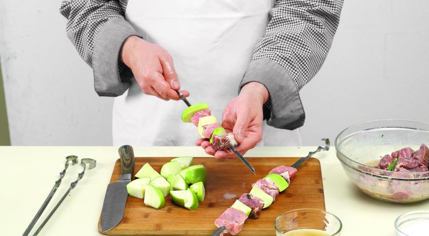 Фото приготовления рецепта: Шашлык из свиной лопатки с яблоками, шаг №4