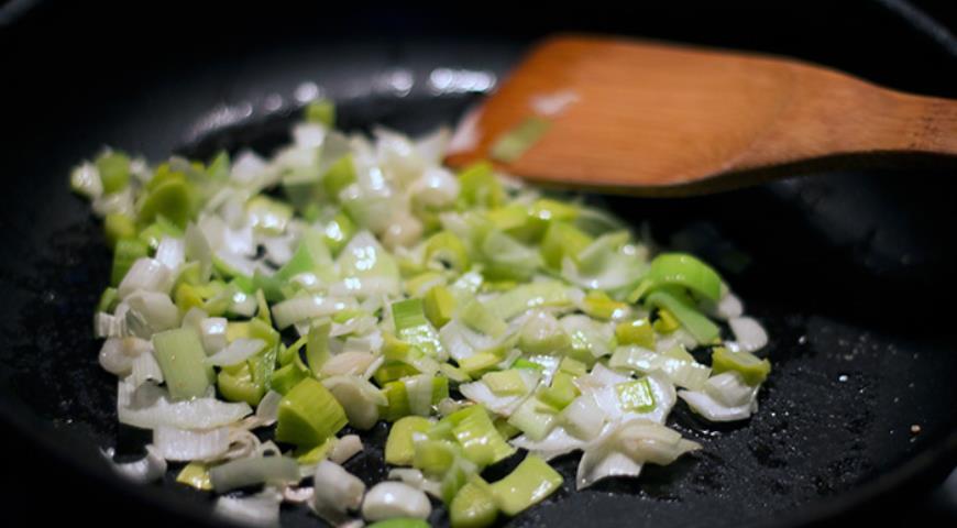 Для приготовления соуса нарезанные лук-порей и чеснок обжариваем до мягкости