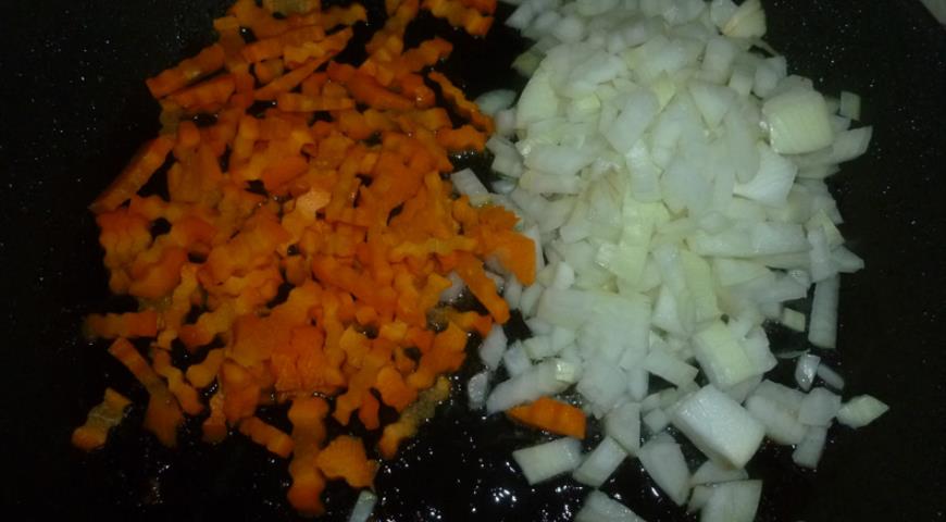 Нарезаем лук и морковь, обжариваем