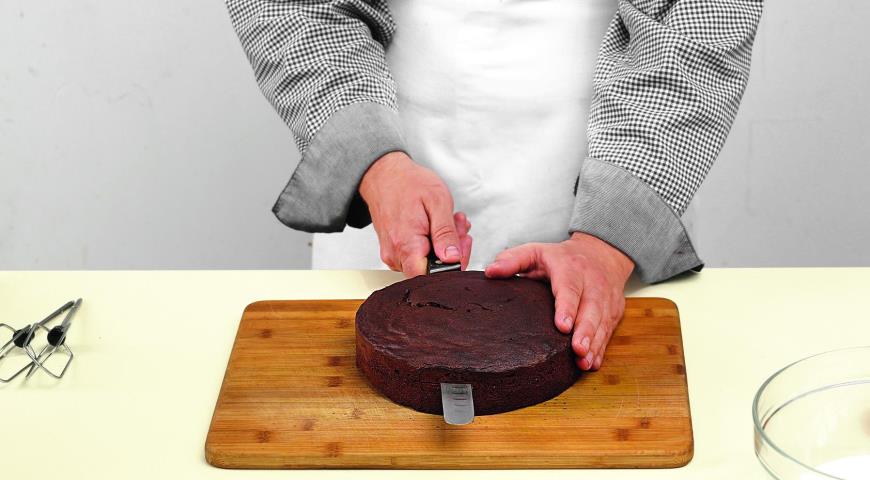 Фото приготовления рецепта: Шоколадный торт, шаг №7
