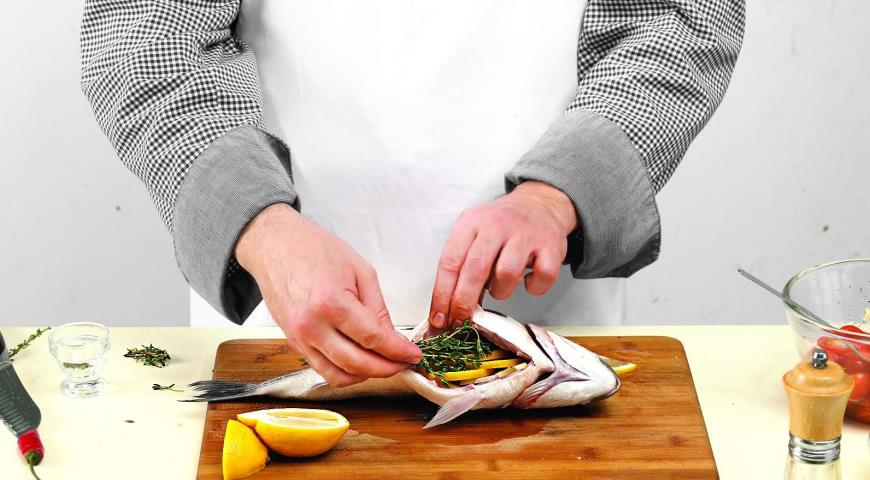 Фото приготовления рецепта: Рыба с помидорами в греческом стиле, шаг №4