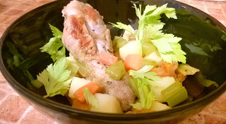 Курица с овощами, тушеная в медовом соусе