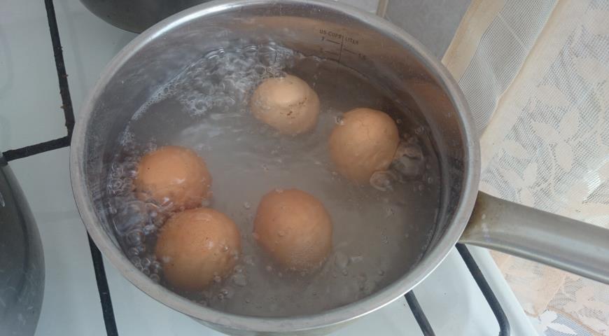 Отвариваем яйца вкрутую