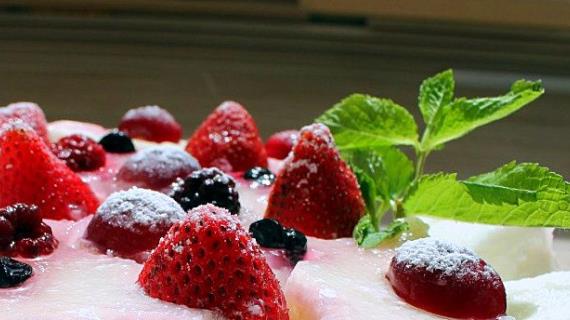 Диетическое творожное суфле с ягодами