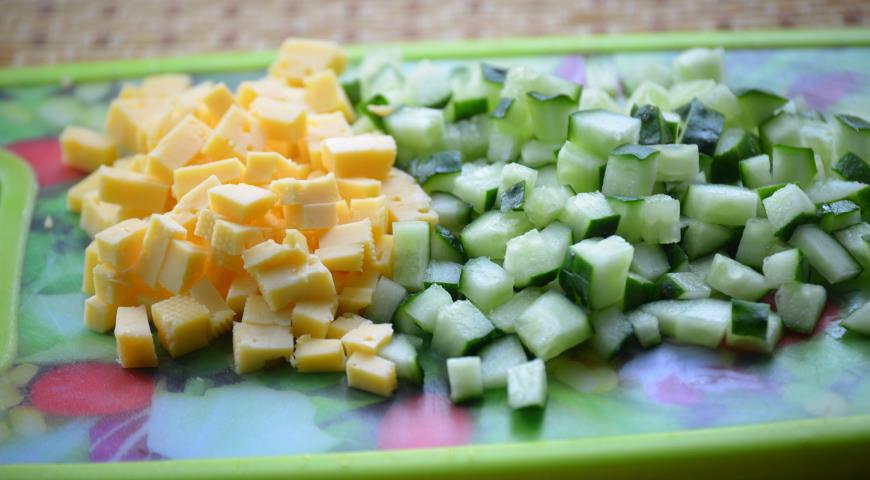 Сыр и огурец для салата нарезаем кубиками