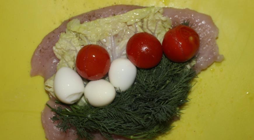 На филе укладываем капусту, помидоры, укроп и яйца