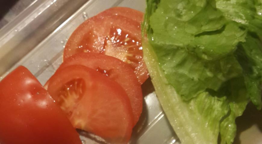 Нарезаем помидор и лист салата