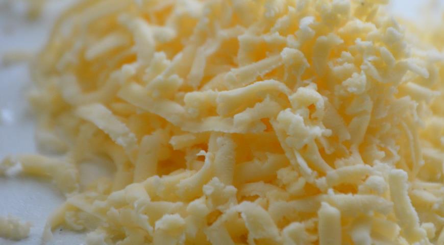 Сыр натираем на мелкой терке