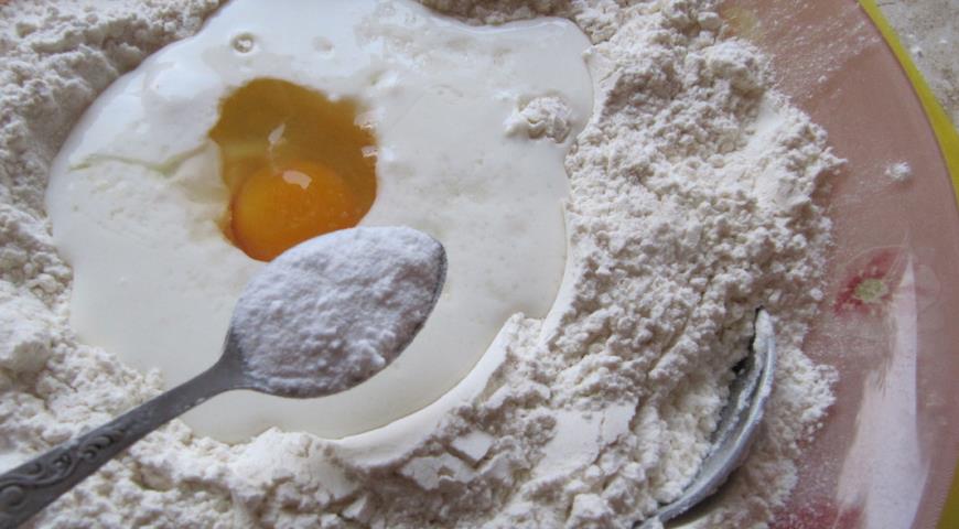 В муку добавляем кефир, яйцо, щепотку соли и соду