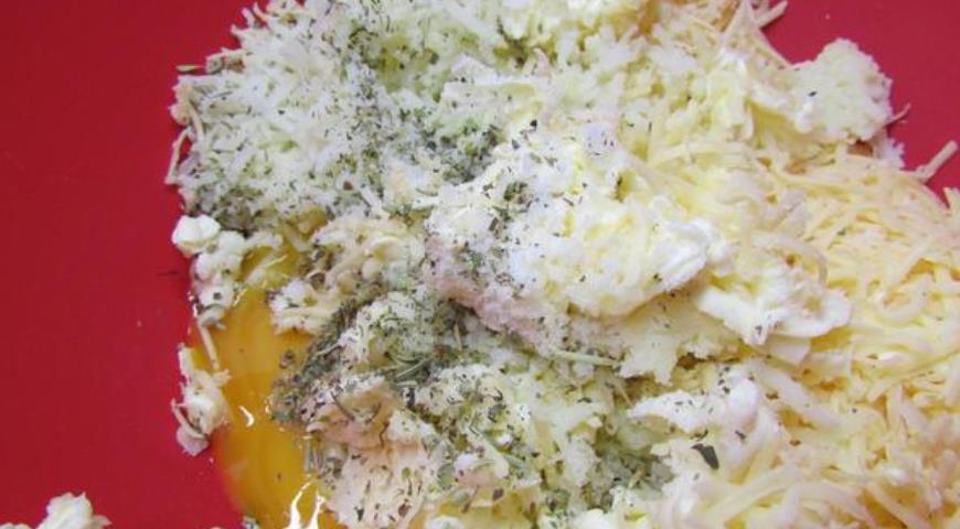 В миске смешиваем картошку, масло, сыр, затем добавляем желток и прованские травы